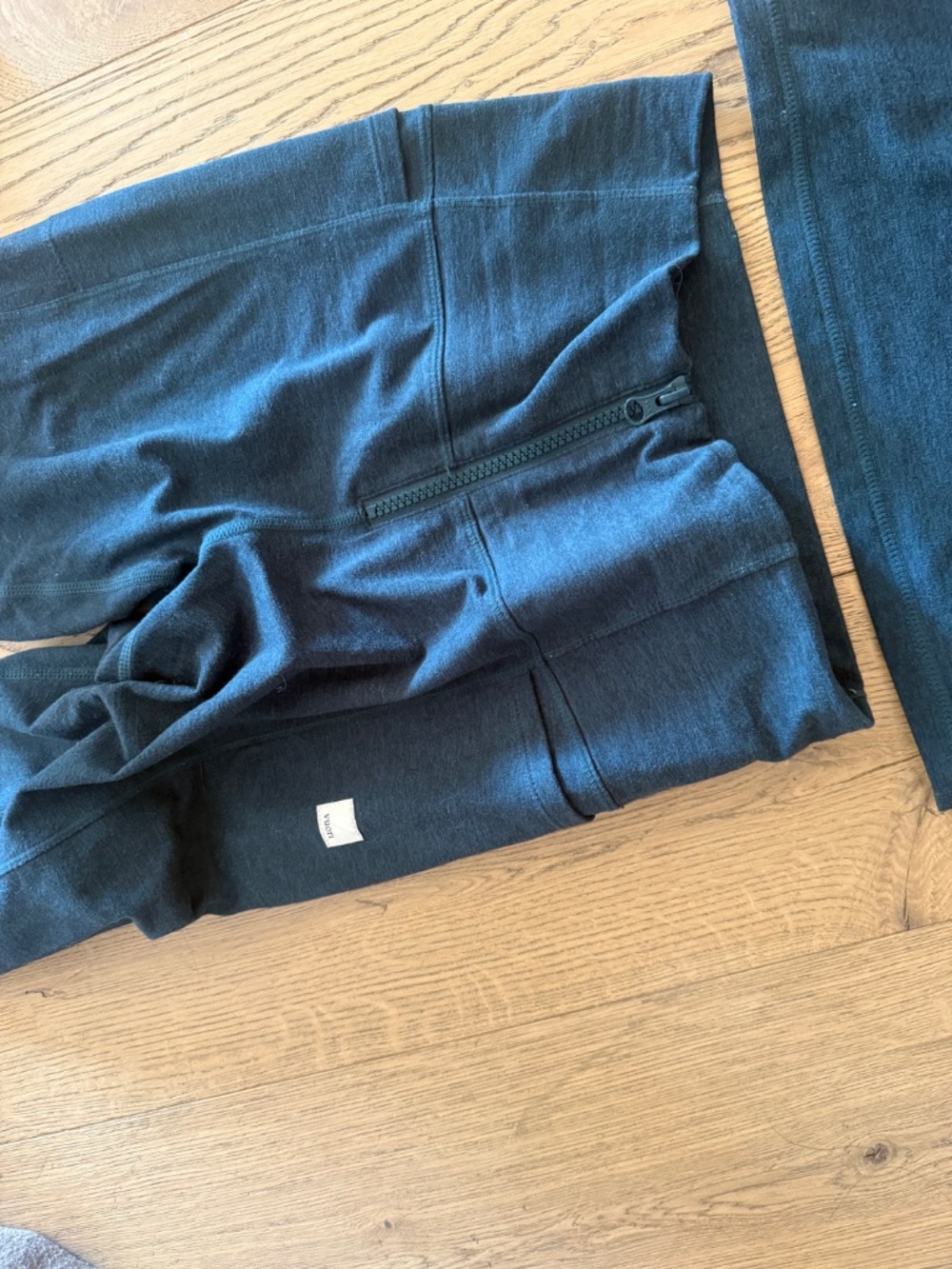 Vuori 2 piece set tank top w built in bra and leggings size s and xs - Picture 5 of 7